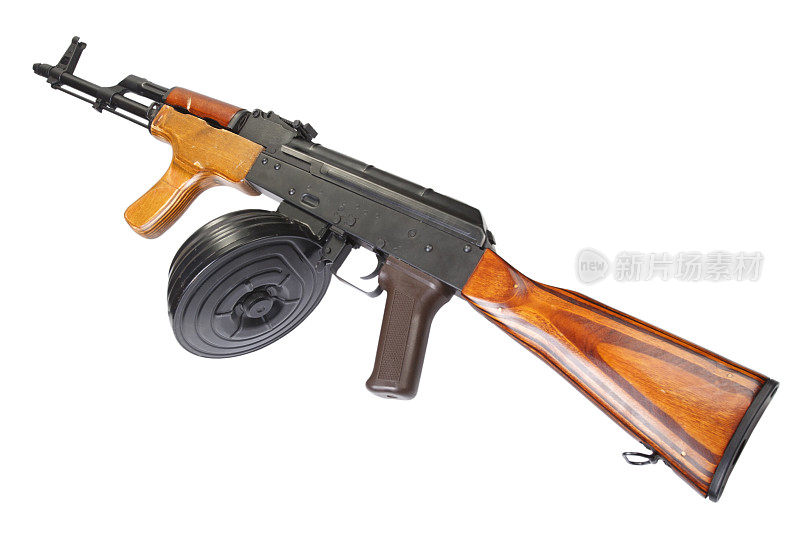 带圆鼓弹匣的AK 47突击步枪